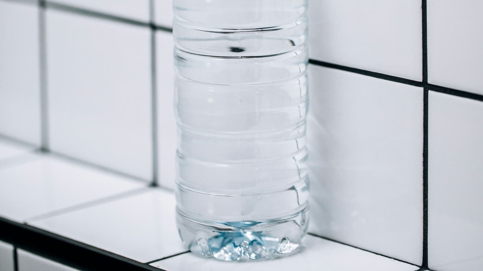 飲みかけのペットボトルは大丈夫？正しい保存と安全対策を解説 | 検便ナビ